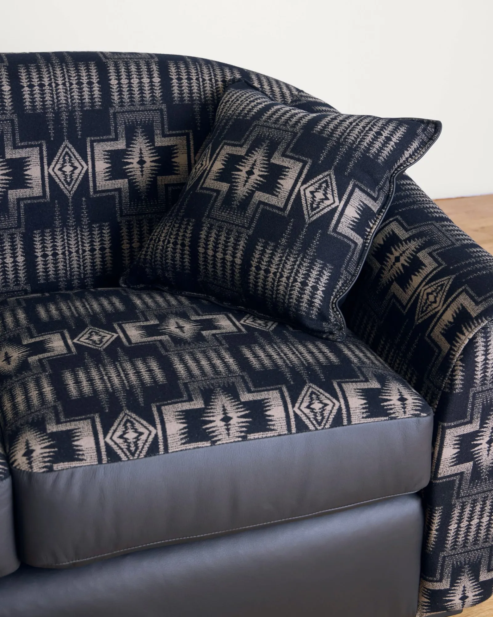 Pendleton HARDING BARREL SOFA ONE SIZE Fashion